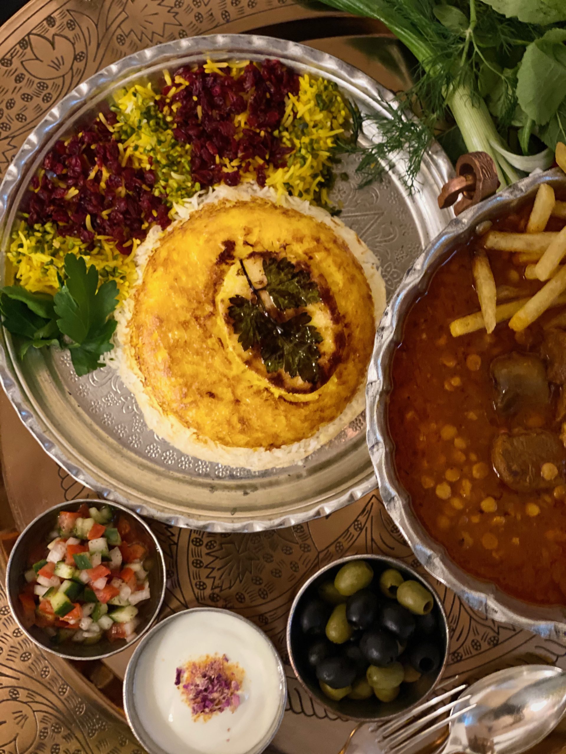 Khoreshte Gheyme / Eintopf mit Schälerbsen und Knusprig gebratenen Kartoffelstroh (vegetarisch)
