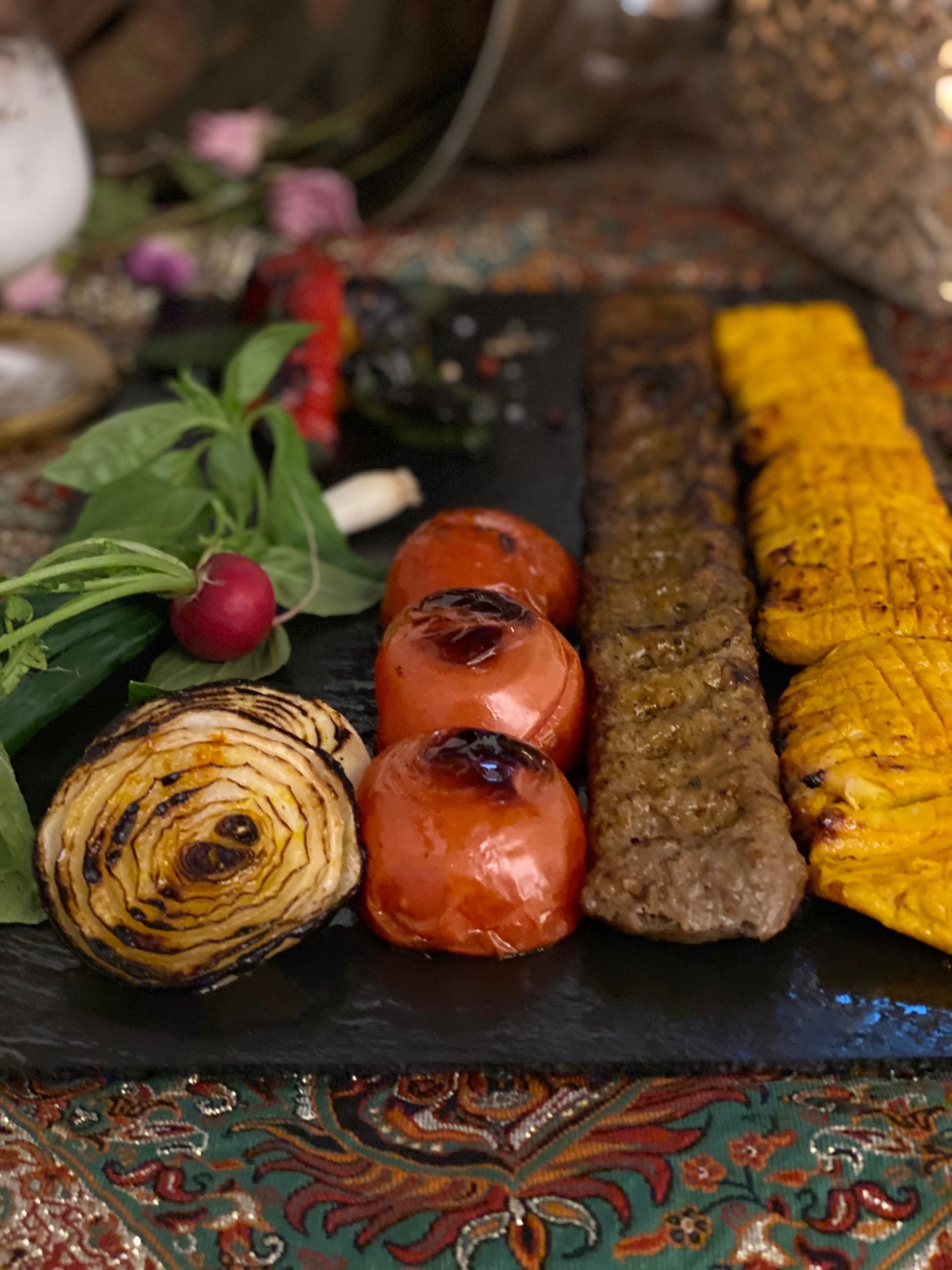 Djudje Soltani / Pouletfilet und Rinds- und Lammhackspiess ohne Reis